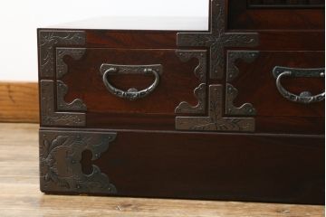 中古　岩谷堂箪笥　欅(ケヤキ)材　前面玉杢仕様　伝統工芸士「菊広」作　雲龍紋の手打ち金具が目を惹く階段箪笥(和箪笥、収納箪笥、引き出し)(定価約140万円)(R-070836)