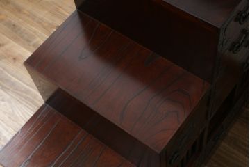 中古　岩谷堂箪笥　欅(ケヤキ)材　前面玉杢仕様　伝統工芸士「菊広」作　雲龍紋の手打ち金具が目を惹く階段箪笥(和箪笥、収納箪笥、引き出し)(定価約140万円)(R-070836)