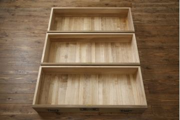 中古　美品　国産　伝統工芸　桐屋田中製　優美な牡丹金具が品の良さを高める総桐材製の衣装箪笥(桐箪笥、整理箪笥、チェスト、引き出し、桐たんす)(定価約60万円)(R-070838)