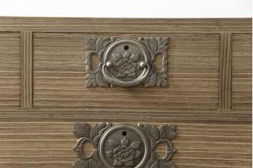 中古　美品　国産　伝統工芸　桐屋田中製　優美な牡丹金具が品の良さを高める総桐材製の衣装箪笥(桐箪笥、整理箪笥、チェスト、引き出し、桐たんす)(定価約60万円)(R-070838)