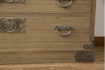 中古　美品　国産　伝統工芸　桐屋田中製　優美な牡丹金具が品の良さを高める総桐材製の衣装箪笥(桐箪笥、整理箪笥、チェスト、引き出し、桐たんす)(定価約60万円)(R-070838)