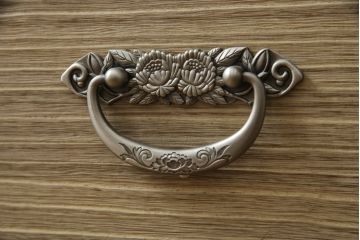 中古　美品　国産　伝統工芸　桐屋田中製　優美な牡丹金具が品の良さを高める総桐材製の衣装箪笥(桐箪笥、整理箪笥、チェスト、引き出し、桐たんす)(定価約60万円)(R-070838)