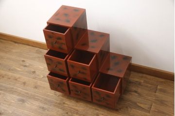 中古　高級品!!　朱色と黒のコントラストが美しい根来塗り風(あけぼの塗り)の階段箪笥小引き出し(和箪笥、収納箪笥、整理箪笥)(R-070839)