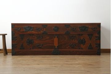 中古　落ち着いた色味と力強い木目が魅力的な岩谷堂箪笥ローチェスト(ローボード、サイドボード、リビングボード、テレビ台、テレビボード、引き出し、和箪笥、収納箪笥)(R-070840)