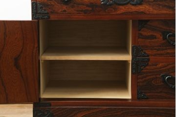 中古　落ち着いた色味と力強い木目が魅力的な岩谷堂箪笥ローチェスト(ローボード、サイドボード、リビングボード、テレビ台、テレビボード、引き出し、和箪笥、収納箪笥)(R-070840)
