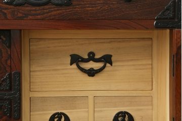 中古　落ち着いた色味と力強い木目が魅力的な岩谷堂箪笥ローチェスト(ローボード、サイドボード、リビングボード、テレビ台、テレビボード、引き出し、和箪笥、収納箪笥)(R-070840)