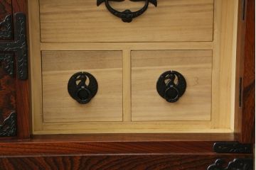 中古　落ち着いた色味と力強い木目が魅力的な岩谷堂箪笥ローチェスト(ローボード、サイドボード、リビングボード、テレビ台、テレビボード、引き出し、和箪笥、収納箪笥)(R-070840)