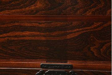 中古　落ち着いた色味と力強い木目が魅力的な岩谷堂箪笥ローチェスト(ローボード、サイドボード、リビングボード、テレビ台、テレビボード、引き出し、和箪笥、収納箪笥)(R-070840)