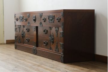 中古　落ち着いた色味と力強い木目が魅力的な岩谷堂箪笥ローチェスト(ローボード、サイドボード、リビングボード、テレビ台、テレビボード、引き出し、和箪笥、収納箪笥)(R-070840)