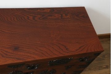 中古　落ち着いた色味と力強い木目が魅力的な岩谷堂箪笥ローチェスト(ローボード、サイドボード、リビングボード、テレビ台、テレビボード、引き出し、和箪笥、収納箪笥)(R-070840)