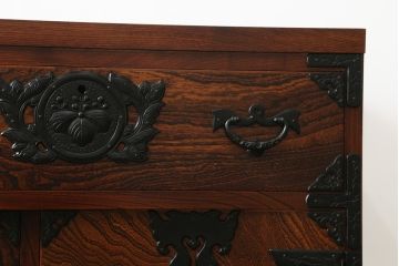 中古　落ち着いた色味と力強い木目が魅力的な岩谷堂箪笥ローチェスト(ローボード、サイドボード、リビングボード、テレビ台、テレビボード、引き出し、和箪笥、収納箪笥)(R-070840)