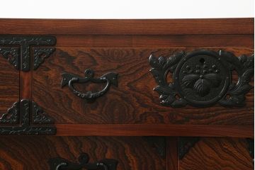 中古　落ち着いた色味と力強い木目が魅力的な岩谷堂箪笥ローチェスト(ローボード、サイドボード、リビングボード、テレビ台、テレビボード、引き出し、和箪笥、収納箪笥)(R-070840)