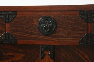 中古　落ち着いた色味と力強い木目が魅力的な岩谷堂箪笥ローチェスト(ローボード、サイドボード、リビングボード、テレビ台、テレビボード、引き出し、和箪笥、収納箪笥)(R-070840)