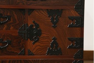 中古　落ち着いた色味と力強い木目が魅力的な岩谷堂箪笥ローチェスト(ローボード、サイドボード、リビングボード、テレビ台、テレビボード、引き出し、和箪笥、収納箪笥)(R-070840)