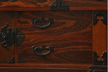 中古　落ち着いた色味と力強い木目が魅力的な岩谷堂箪笥ローチェスト(ローボード、サイドボード、リビングボード、テレビ台、テレビボード、引き出し、和箪笥、収納箪笥)(R-070840)