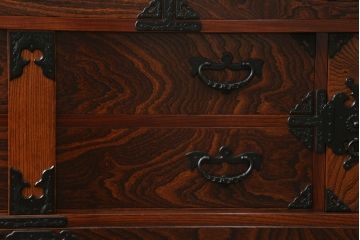 中古　落ち着いた色味と力強い木目が魅力的な岩谷堂箪笥ローチェスト(ローボード、サイドボード、リビングボード、テレビ台、テレビボード、引き出し、和箪笥、収納箪笥)(R-070840)