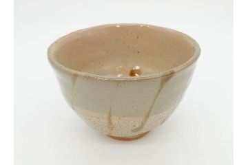 重要無形文化財　人間国宝　濱田庄司(浜田庄司)　益子焼　約14cm　4.4寸　優しい色合いで和の雰囲気を醸し出す鐵絵茶碗(鉄絵、抹茶碗、茶道具、茶器、和食器、四寸四分、共箱付き)(R-070848)