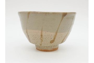 重要無形文化財　人間国宝　濱田庄司(浜田庄司)　益子焼　約14cm　4.4寸　優しい色合いで和の雰囲気を醸し出す鐵絵茶碗(鉄絵、抹茶碗、茶道具、茶器、和食器、四寸四分、共箱付き)(R-070848)