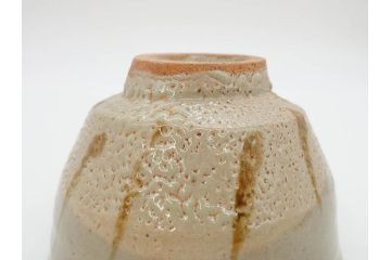重要無形文化財　人間国宝　濱田庄司(浜田庄司)　益子焼　約14cm　4.4寸　優しい色合いで和の雰囲気を醸し出す鐵絵茶碗(鉄絵、抹茶碗、茶道具、茶器、和食器、四寸四分、共箱付き)(R-070848)