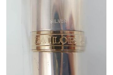 未使用品　セーラー　SAILOR JAPAN FOUNDED 1911　SILVER　シルバー　万年筆&カートリッジ・ケースセット(記念品、桐箱、筆記具、文具、銀製、箱付き)(R-070851)