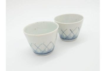 江戸期　古伊万里　染付　交叉草文(檜垣草)　シンプルなデザインと和の雰囲気が魅力的なそば猪口2客セット(蕎麦猪口、湯呑、湯のみ、ぐい呑み、和食器)(R-070852)