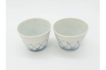江戸期　古伊万里　染付　交叉草文(檜垣草)　シンプルなデザインと和の雰囲気が魅力的なそば猪口2客セット(蕎麦猪口、湯呑、湯のみ、ぐい呑み、和食器)(R-070852)