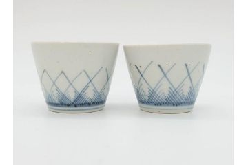 江戸期　古伊万里　染付　交叉草文(檜垣草)　シンプルなデザインと和の雰囲気が魅力的なそば猪口2客セット(蕎麦猪口、湯呑、湯のみ、ぐい呑み、和食器)(R-070852)