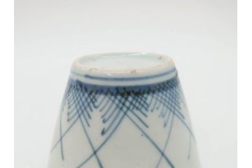 江戸期　古伊万里　染付　交叉草文(檜垣草)　シンプルなデザインと和の雰囲気が魅力的なそば猪口2客セット(蕎麦猪口、湯呑、湯のみ、ぐい呑み、和食器)(R-070852)