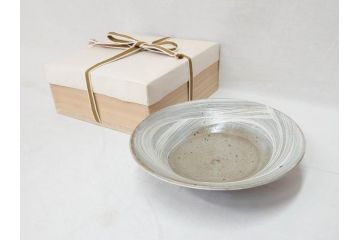 小林東五　對州窯　刷毛目(はけめ)　約22cm　7寸　上品な和の趣溢れる平皿(深皿、和皿、和食器、七寸、共箱付き)(R-070866)