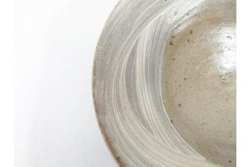 小林東五　對州窯　刷毛目(はけめ)　約22cm　7寸　上品な和の趣溢れる平皿(深皿、和皿、和食器、七寸、共箱付き)(R-070866)
