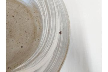小林東五　對州窯　刷毛目(はけめ)　約22cm　7寸　上品な和の趣溢れる平皿(深皿、和皿、和食器、七寸、共箱付き)(R-070866)