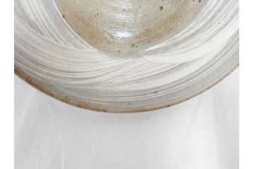 小林東五　對州窯　刷毛目(はけめ)　約22cm　7寸　上品な和の趣溢れる平皿(深皿、和皿、和食器、七寸、共箱付き)(R-070866)
