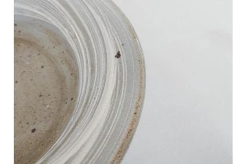 小林東五　對州窯　刷毛目(はけめ)　約22cm　7寸　上品な和の趣溢れる平皿(深皿、和皿、和食器、七寸、共箱付き)(R-070866)