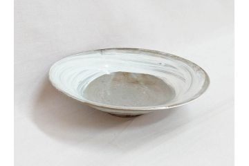 小林東五　對州窯　刷毛目(はけめ)　約21cm　6.9寸　上品な和の趣溢れる平皿(深皿、和皿、和食器、六寸九分、共箱付き)(R-070867)