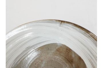 小林東五　對州窯　刷毛目(はけめ)　約21cm　6.9寸　上品な和の趣溢れる平皿(深皿、和皿、和食器、六寸九分、共箱付き)(R-070867)