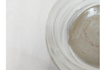 小林東五　對州窯　刷毛目(はけめ)　約21cm　6.9寸　上品な和の趣溢れる平皿(深皿、和皿、和食器、六寸九分、共箱付き)(R-070867)