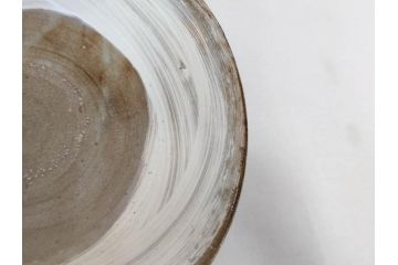 小林東五　對州窯　刷毛目(はけめ)　約21cm　6.9寸　上品な和の趣溢れる平皿(深皿、和皿、和食器、六寸九分、共箱付き)(R-070867)