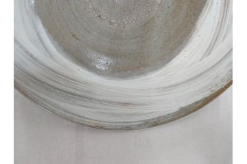 小林東五　對州窯　刷毛目(はけめ)　約21cm　6.9寸　上品な和の趣溢れる平皿(深皿、和皿、和食器、六寸九分、共箱付き)(R-070867)