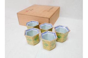古余呂技　川瀬竹志　黄地緑彩　緻密な彫りの意匠が見事な六角小鉢5客セット(和食器、共箱付き)(R-070868)