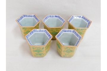 古余呂技　川瀬竹志　黄地緑彩　緻密な彫りの意匠が見事な六角小鉢5客セット(和食器、共箱付き)(R-070868)