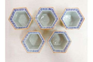 古余呂技　川瀬竹志　黄地緑彩　緻密な彫りの意匠が見事な六角小鉢5客セット(和食器、共箱付き)(R-070868)