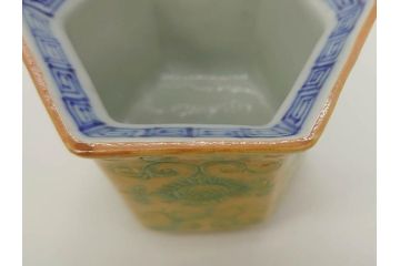 古余呂技　川瀬竹志　黄地緑彩　緻密な彫りの意匠が見事な六角小鉢5客セット(和食器、共箱付き)(R-070868)