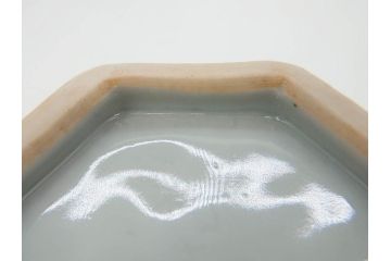 古余呂技　川瀬竹志　黄地緑彩　緻密な彫りの意匠が見事な六角小鉢5客セット(和食器、共箱付き)(R-070868)