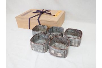 時代物　鼠志野(鼠志埜)　絵柄と色合いが落ち着いた和の雰囲気を醸し出す入隅四方向付5客セット(尾州門戸家伝来、美濃焼、和食器、共箱付き)(R-070870)