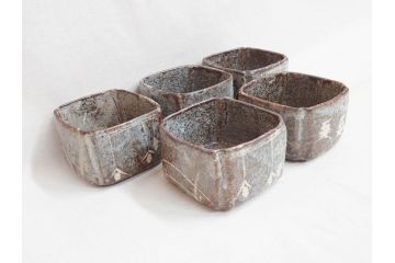 時代物　鼠志野(鼠志埜)　絵柄と色合いが落ち着いた和の雰囲気を醸し出す入隅四方向付5客セット(尾州門戸家伝来、美濃焼、和食器、共箱付き)(R-070870)