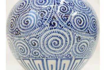 江戸〜明治　古伊万里　染付　蛸唐草　細やかな意匠が施された美しい花瓶(花入、花器、壺、壷)(R-070877)