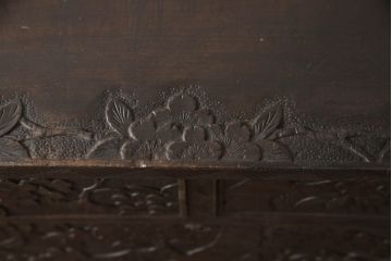 和製アンティーク　伝統工芸　総無垢材　希少な古い時代の軽井沢彫りチェスト(和たんす、引き出し、衣装箪笥、整理箪笥、収納箪笥)(R-070910)