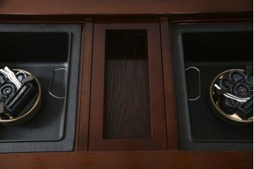 中古　高級品!!　岩手県認定伝統工芸品　南部箪笥　重厚感のある佇まいでお部屋の主役におすすめ!!　欅(ケヤキ)材の大きな囲炉裏テーブルとサイドテーブルのセット(木製火鉢、ダイニングテーブル、食卓、4人掛け、6人掛け、エンドテーブル)(定価約150万円)(R-070915)