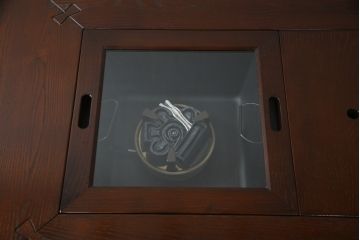 中古　高級品!!　岩手県認定伝統工芸品　南部箪笥　重厚感のある佇まいでお部屋の主役におすすめ!!　欅(ケヤキ)材の大きな囲炉裏テーブルとサイドテーブルのセット(木製火鉢、ダイニングテーブル、食卓、4人掛け、6人掛け、エンドテーブル)(定価約150万円)(R-070915)