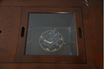 中古　高級品!!　岩手県認定伝統工芸品　南部箪笥　重厚感のある佇まいでお部屋の主役におすすめ!!　欅(ケヤキ)材の大きな囲炉裏テーブルとサイドテーブルのセット(木製火鉢、ダイニングテーブル、食卓、4人掛け、6人掛け、エンドテーブル)(定価約150万円)(R-070915)